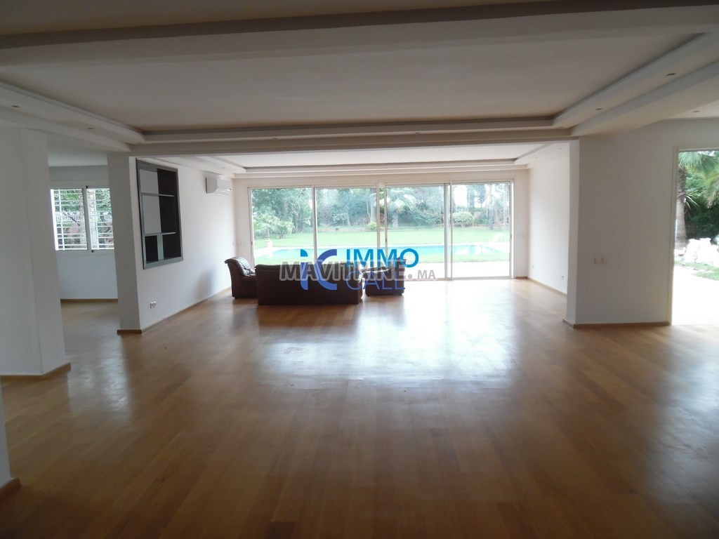 Très belle villa de 2000m2 en location à Souissi Rabat