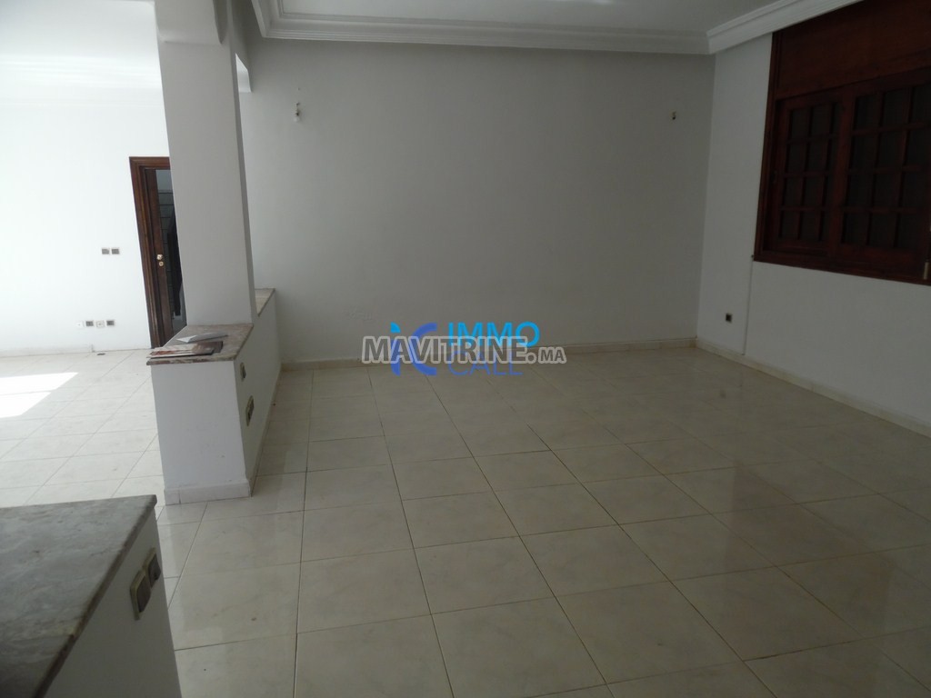 Villa de 700m² en location à Hay riad Rabat