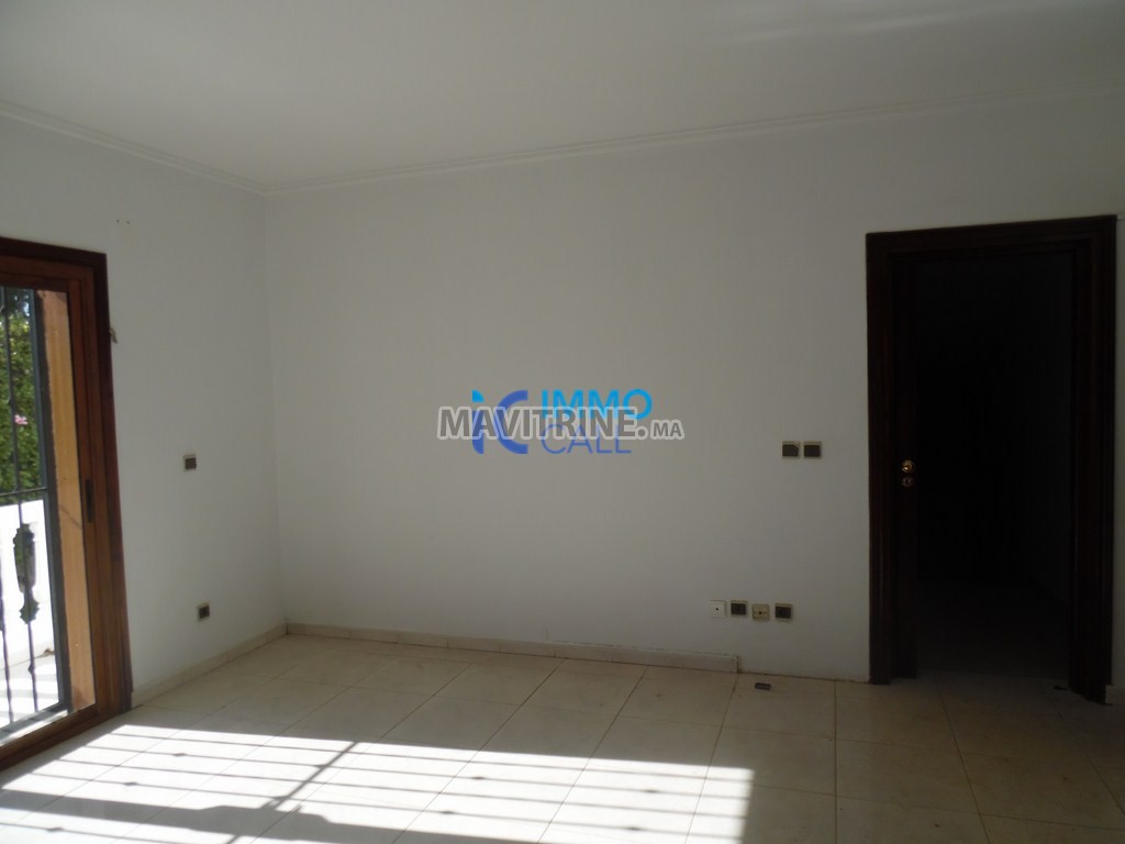 Villa de 700m² en location à Hay riad Rabat