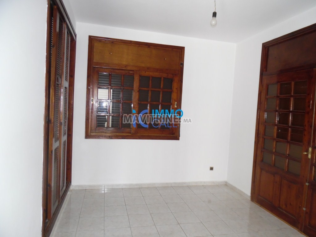 Villa de 700m² en location à Hay riad Rabat