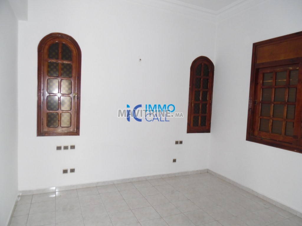 Villa de 700m² en location à Hay riad Rabat