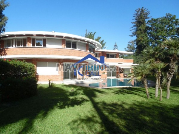 Villa haut standing de 2500 m² à LOUER situè à Souissi