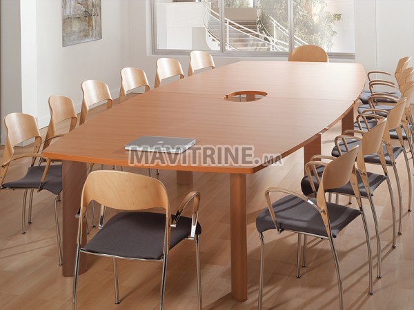 des tables de réunion en bois