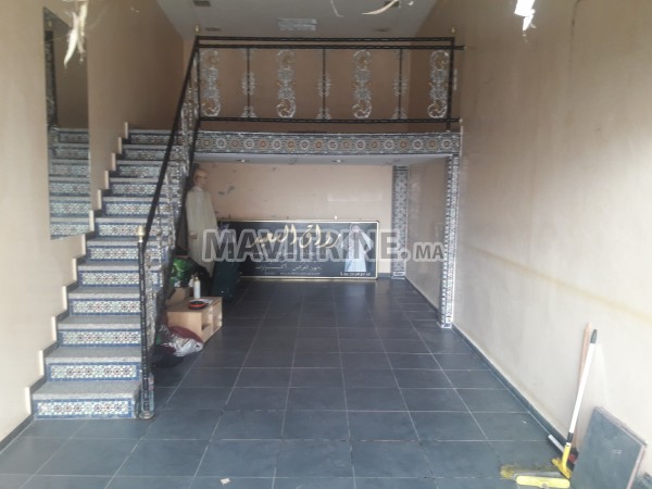 local de 230 m2 avec mezzanine de 15 m2