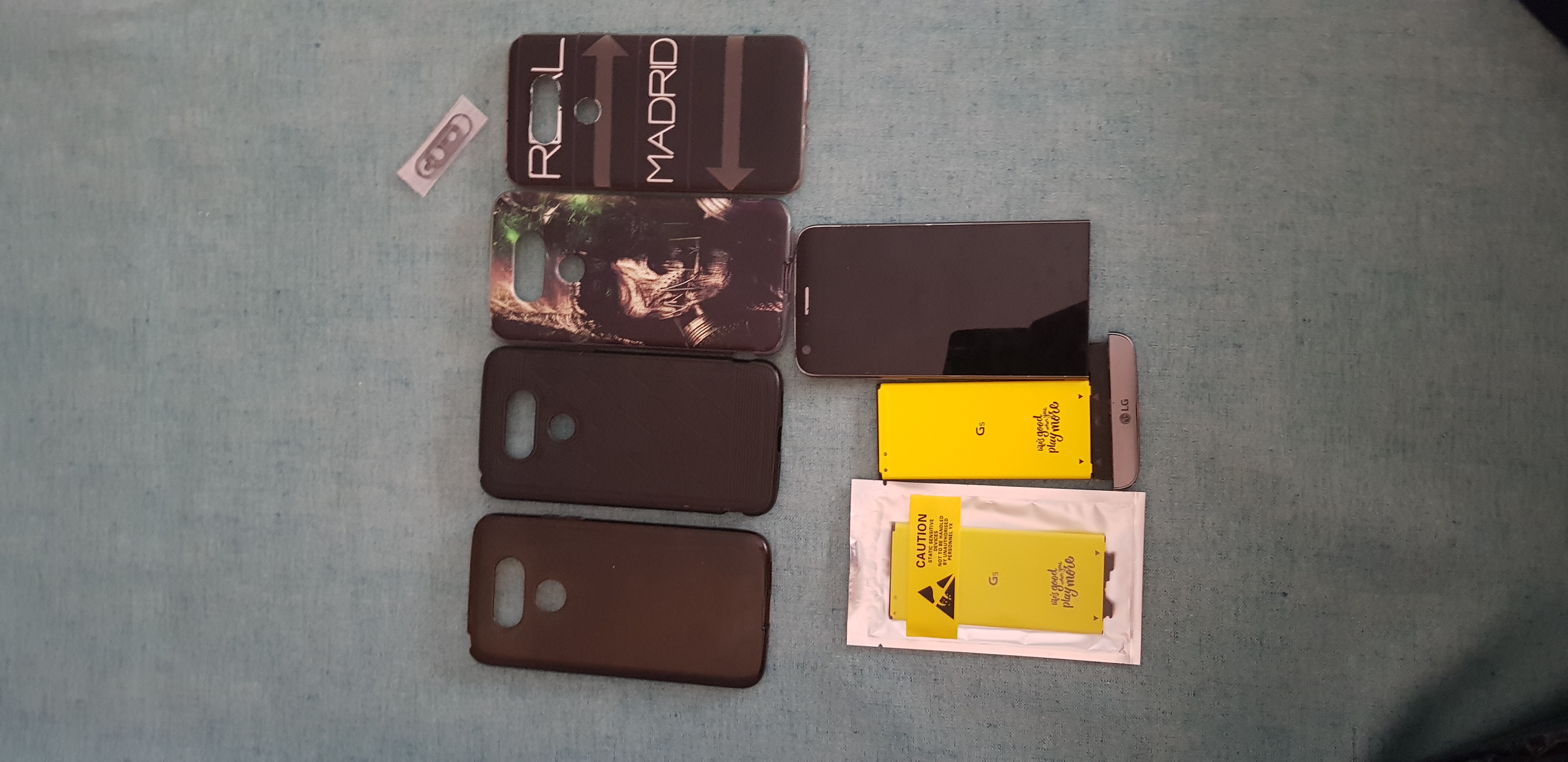 Telephone Lg g5 4g ram 32g stockage avec 2batteries et 4pochettes ..